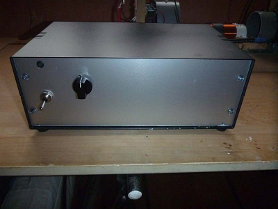The power supply is assembled in an identical metal cabinet.